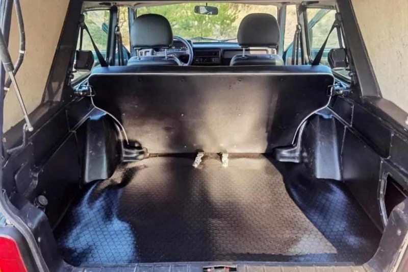 Посмотрите на редкую удлиненную Lada Niva Bikal с пристройкой в задней части