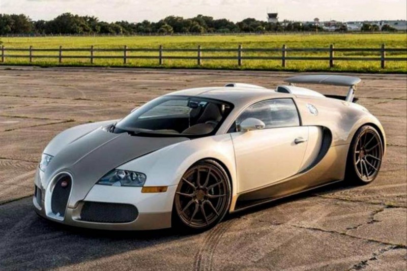 Единственный золотисто-бежевый Bugatti Veyron 2008 года оценили почти в ₽200 млн