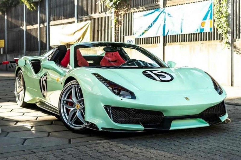 Суперкар Ferrari 488 Pista Spider стилизовали под легендарный 250 GTO Стирлинга Мосса