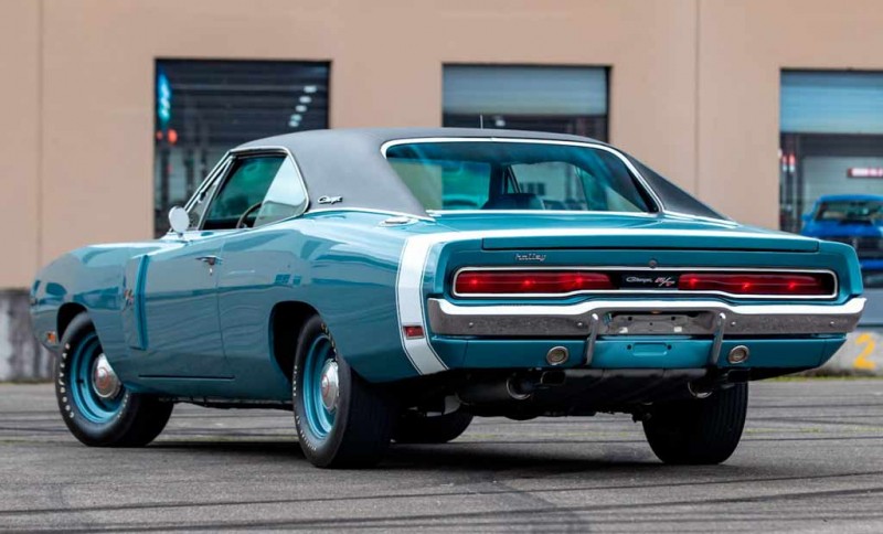 На аукцион выставят Dodge Charger Hemi R/T 1970 года в редком синем цвере