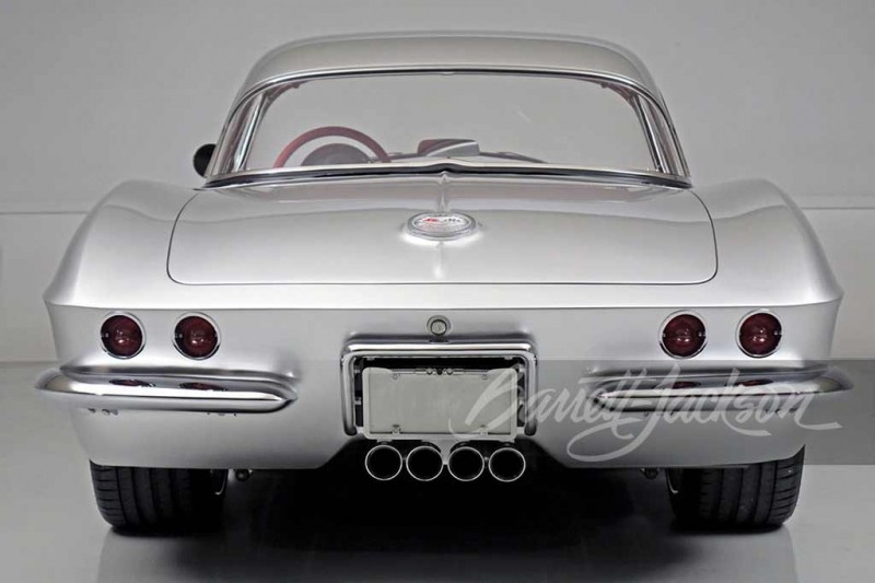 На торги выставлено сразу два эффектных рестомода на базе Chevrolet Corvette C1