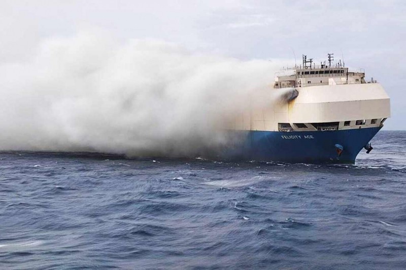 Судно Felicity Ace с 4 000 новыми автомобилями затонуло после пожара в Атлантике