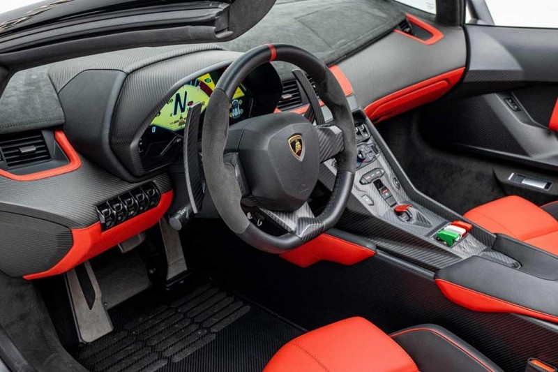 Единственный родстер Lamborghini Veneno в карбоновом кузове продают в Дубае