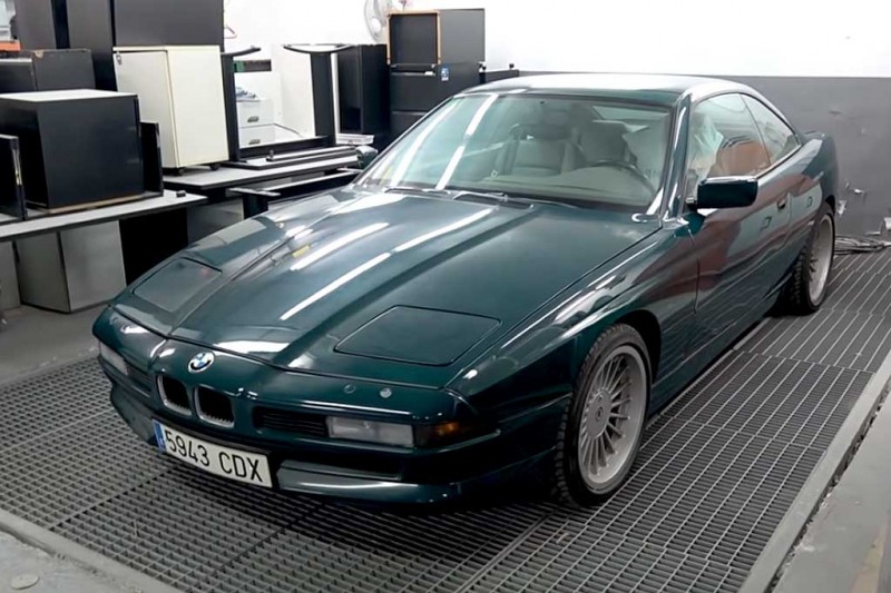 Блогеры показали коллекцию BMW и других авто в заброшенном автосалоне в Испании