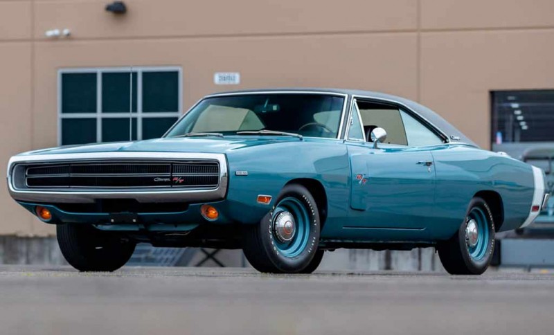 На аукцион выставят Dodge Charger Hemi R/T 1970 года в редком синем цвере