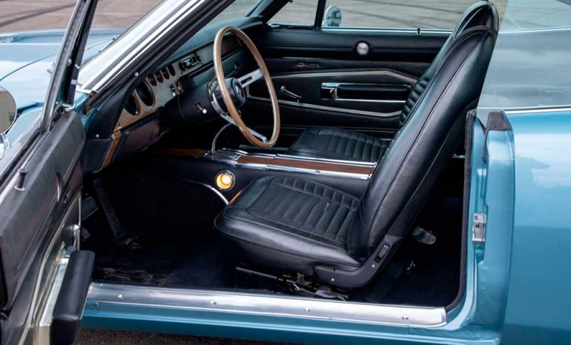 На аукцион выставят Dodge Charger Hemi R/T 1970 года в редком синем цвере