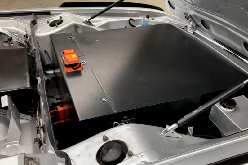 Классическую BMW E9 оснастили &laquo;начинкой&raquo; от Tesla и обвесом в стиле CSL
