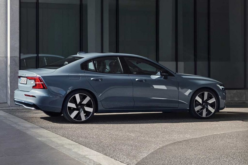 Компания Volvo торопится жить: представлены S60 и V60 уже 2023 модельного года