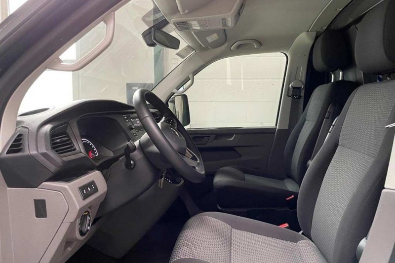 В Германии продают &laquo;голый&raquo; кемпер Volkswagen Transporter за 22 млн рублей