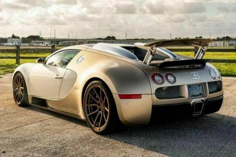 Единственный золотисто-бежевый Bugatti Veyron 2008 года оценили почти в ₽200 млн