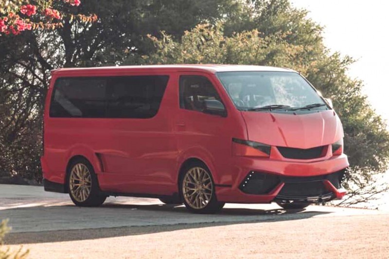 Южноафриканские тюнеры оснастили старый Toyota Hiace 600-сильным мотором V12