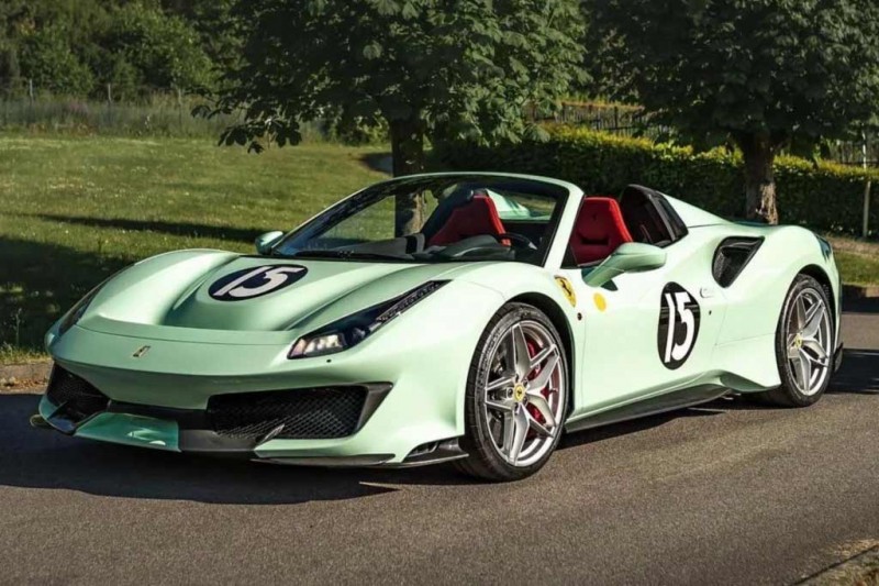 Суперкар Ferrari 488 Pista Spider стилизовали под легендарный 250 GTO Стирлинга Мосса