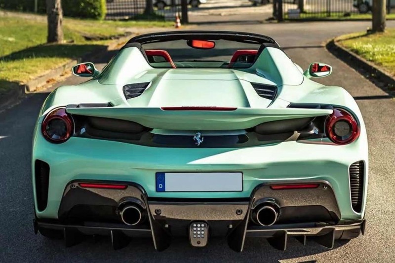 Суперкар Ferrari 488 Pista Spider стилизовали под легендарный 250 GTO Стирлинга Мосса