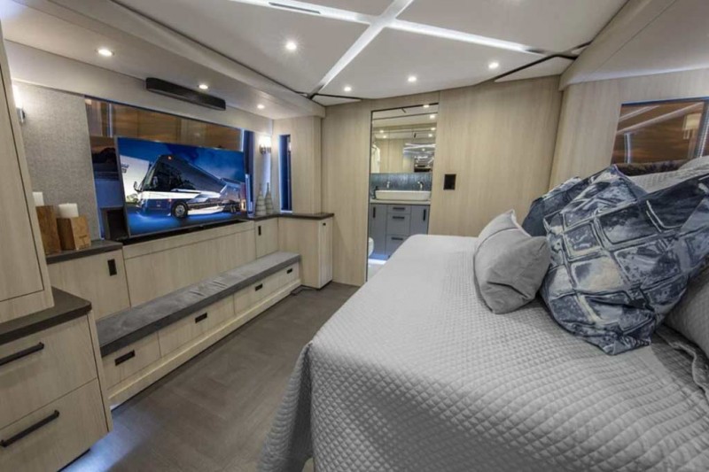 В продаже &laquo;наземная яхта&raquo;: роскошный кемпер Featherlite Mykonos со всем необходимым