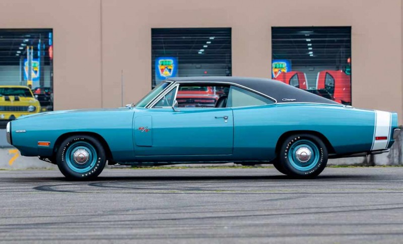 На аукцион выставят Dodge Charger Hemi R/T 1970 года в редком синем цвере