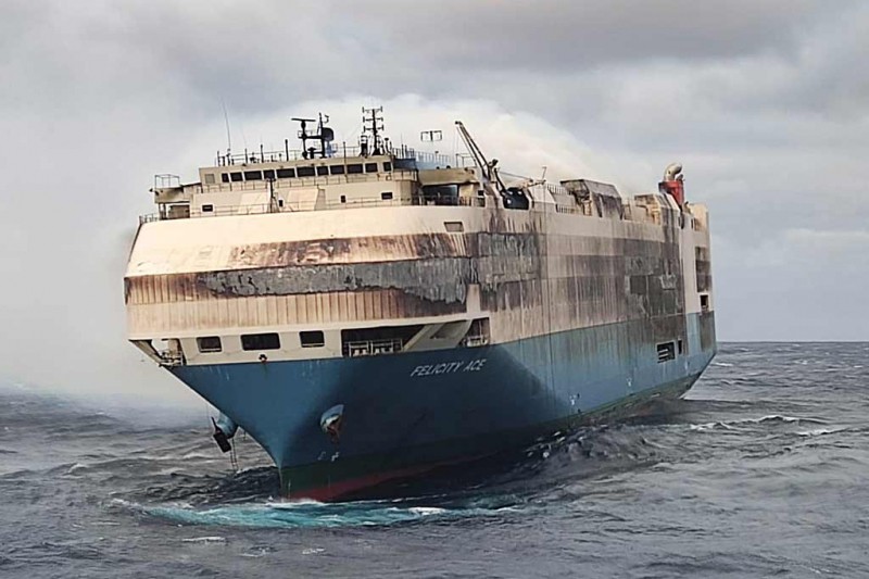 Судно Felicity Ace с 4 000 новыми автомобилями затонуло после пожара в Атлантике