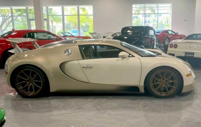 Единственный золотисто-бежевый Bugatti Veyron 2008 года оценили почти в ₽200 млн