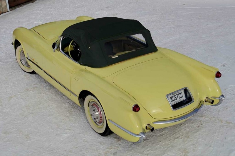 Раритетный кабриолет Corvette C1 1955 необычного цвета выставлен на торги