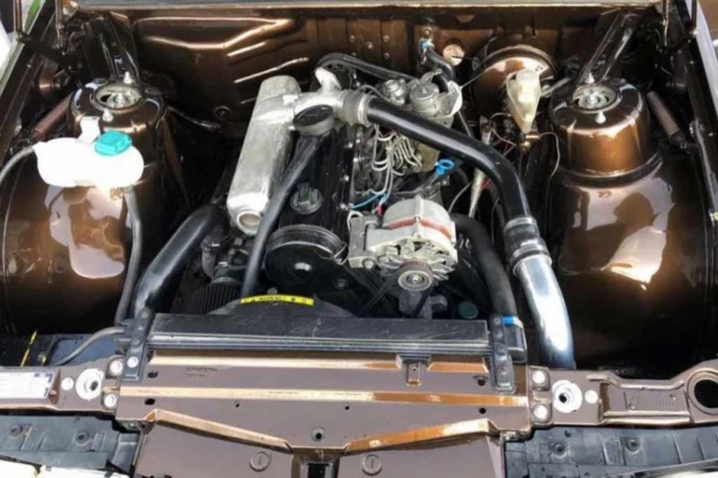 Умелец переделал старый универсал Volvo 945 в пикап и оснастил его пневмоподвеской