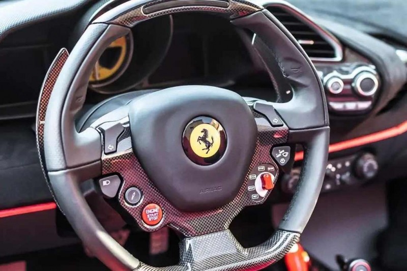 Суперкар Ferrari 488 Pista Spider стилизовали под легендарный 250 GTO Стирлинга Мосса