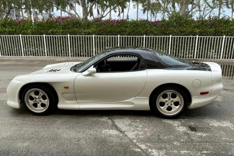 Mazda RX-7 с неоднозначным обвесом от RE Amemiya продают за 5,6 млн руб