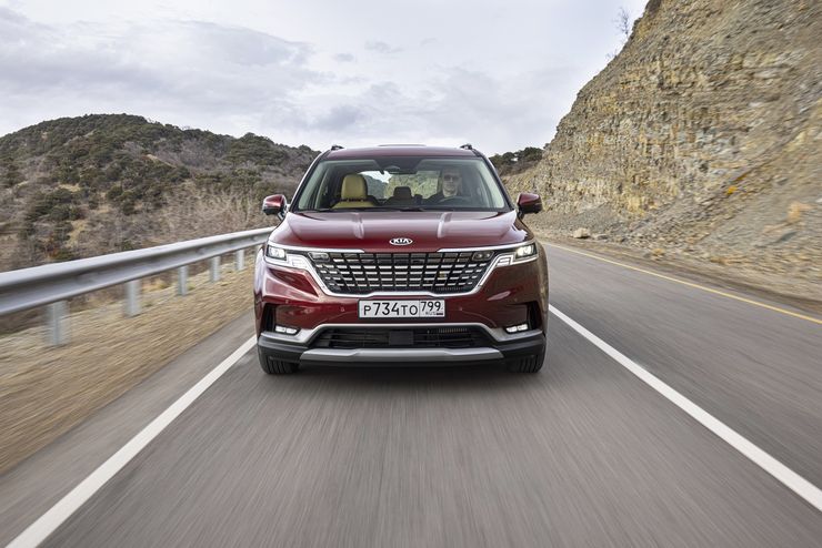 Берем количеством: сравнительный тест-драйв Kia Carnival и Hyundai Staria