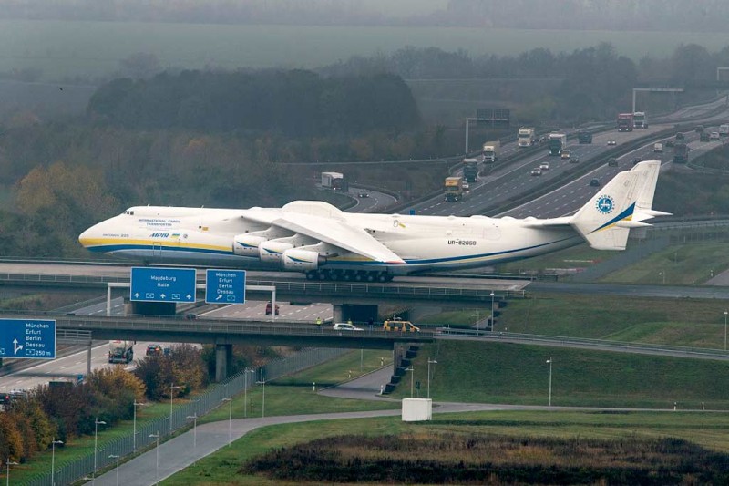 Под Киевом уничтожен самый большой в мире транспортный самолет Ан-225 &laquo;Мрия&raquo;
