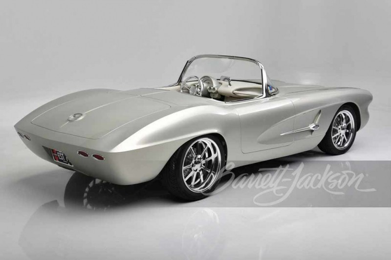 На торги выставлено сразу два эффектных рестомода на базе Chevrolet Corvette C1