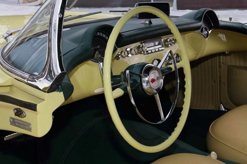 Раритетный кабриолет Corvette C1 1955 необычного цвета выставлен на торги