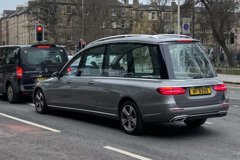 В Шотландии замечен необычный «прозрачный» катафалк на базе Mercedes E-Class