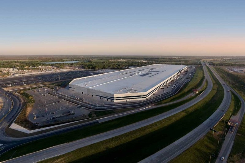 На открытии нового завода Tesla в Техасе Илон Маск показал серийный пикап Cybertruck