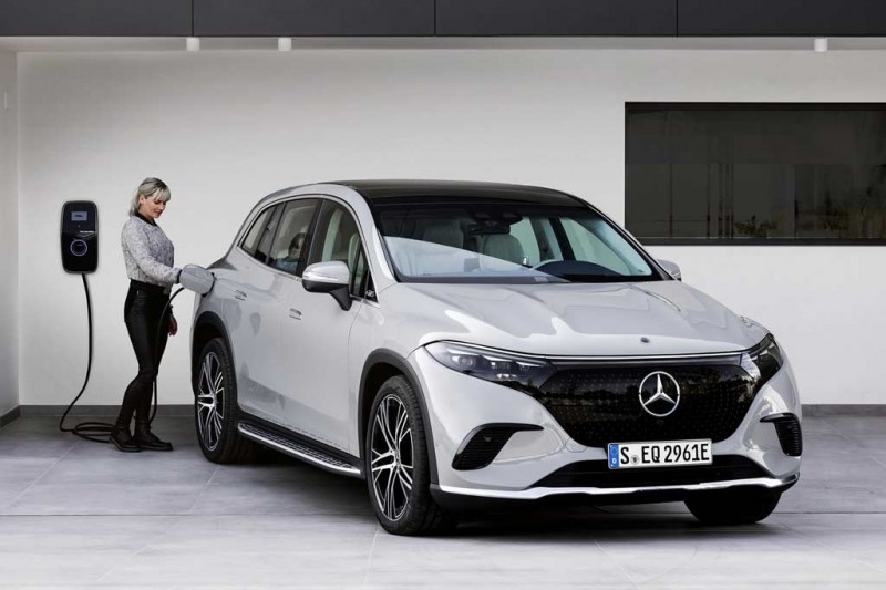 Mercedes EQS SUV: немцы представили большой электрический кроссовер