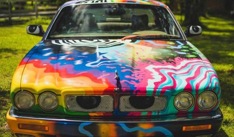 Арт-объект на колесах: в продаже пестро разрисованный седан Jaguar XJR-6