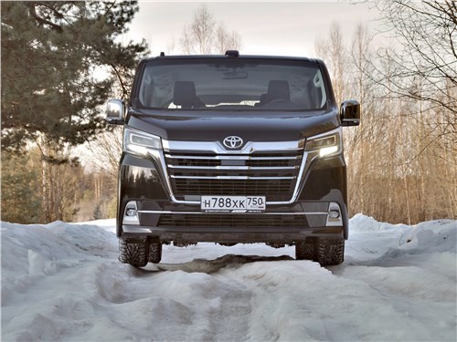 Почему Toyota HiAce так похож на самолет?