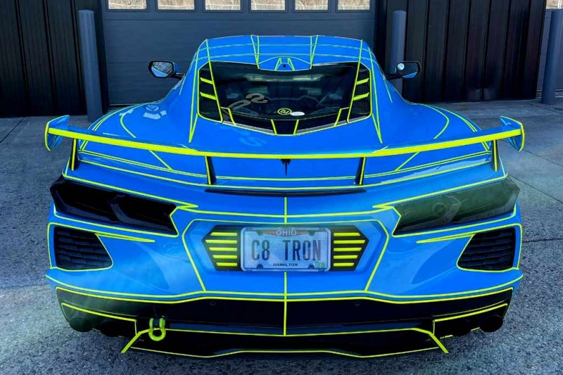 Посмотрите на Corvette C8 со светящимися неоновыми полосками в стиле фильма &laquo;Трон&raquo;