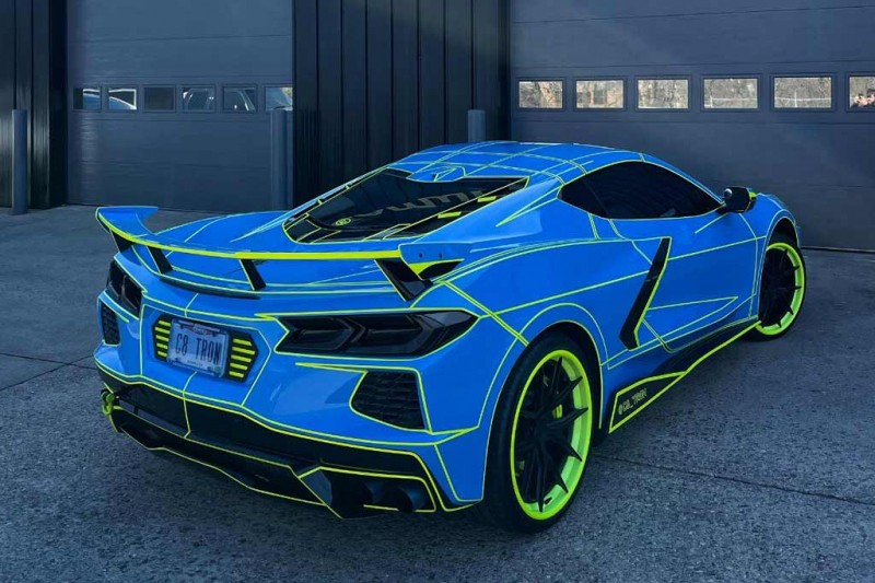 Посмотрите на Corvette C8 со светящимися неоновыми полосками в стиле фильма «Трон»