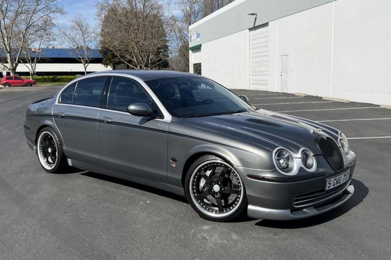 Jaguar S-Type R V8 с небольшим пробегом и доработками продали за скромные ₽1,5 млн