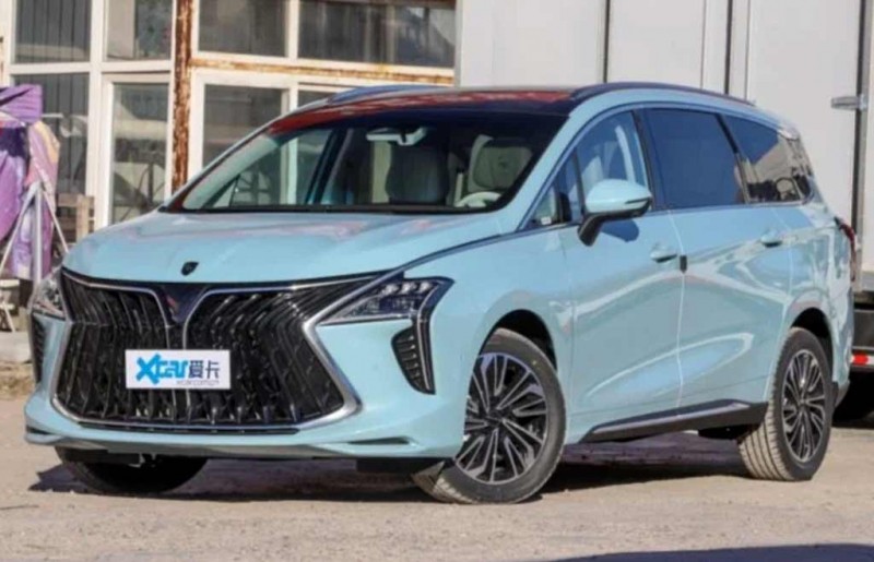 Китайцы из Dongfeng презентовали новый минивэн, который назвали «яхтой»