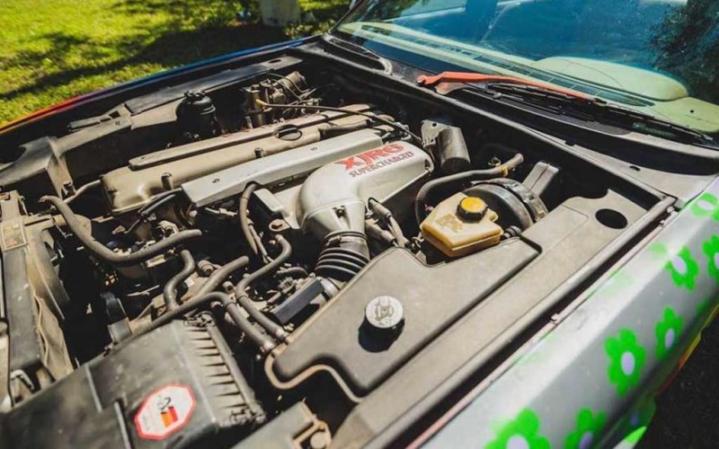 Арт-объект на колесах: в продаже пестро разрисованный седан Jaguar XJR-6