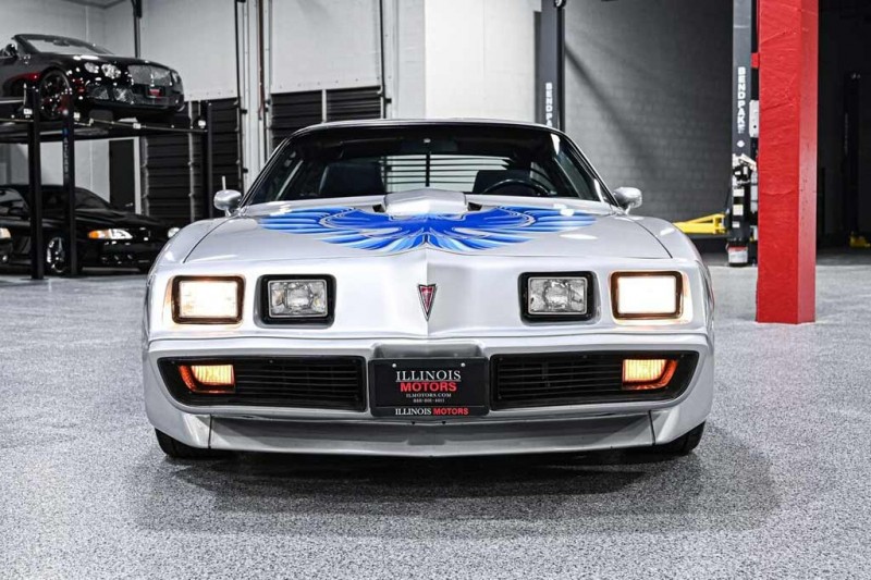 Pontiac Trans Am Firebird в редком серебристом цвете продают дешевле 4,5 млн рублей