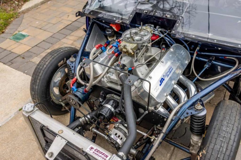 Кто-то превратил старенький Volvo 780 в яркий дрэгстер с могучим мотором V8