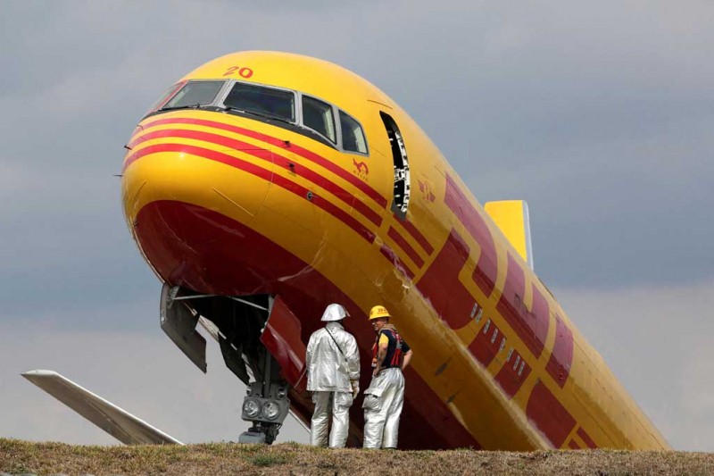 В аэропорту Коста-Рики грузовой самолет компании DHL сломался пополам (видео)
