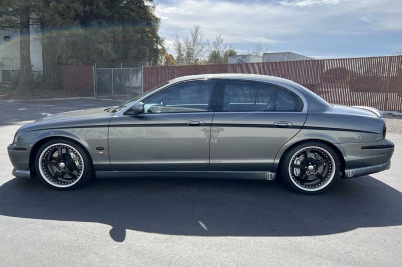 Jaguar S-Type R V8 с небольшим пробегом и доработками продали за скромные ₽1,5 млн