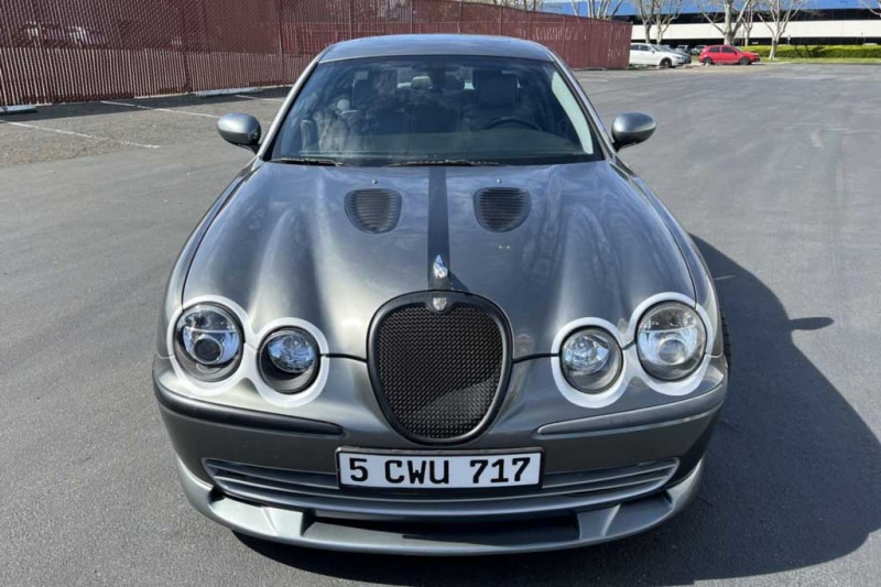 Jaguar S-Type R V8 с небольшим пробегом и доработками продали за скромные ₽1,5 млн