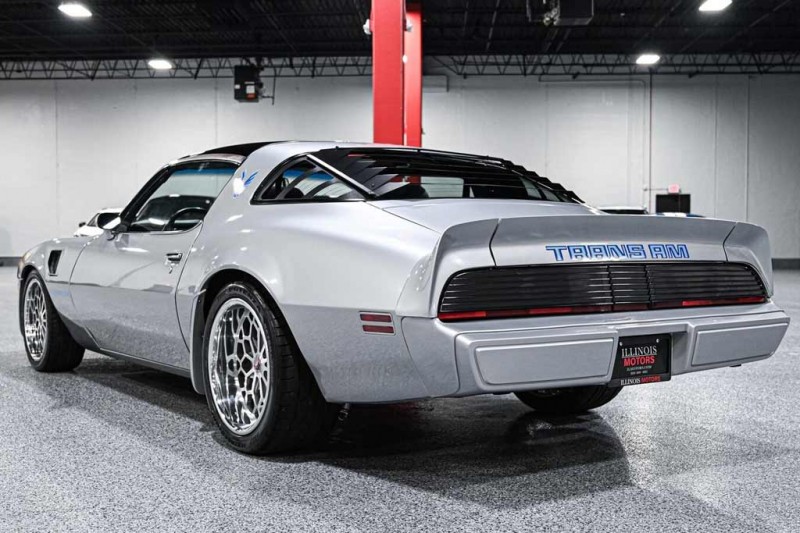 Pontiac Trans Am Firebird в редком серебристом цвете продают дешевле 4,5 млн рублей