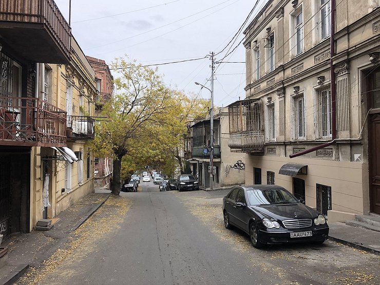 Почему россияне массово поехали за иномарками в Грузию
