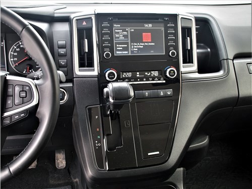 Почему Toyota HiAce так похож на самолет?