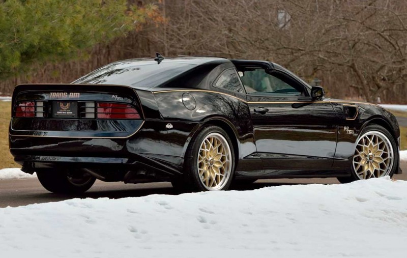 На торги выставлен редкий Chevrolet Camaro SS в стиле Pontiac Trans Am