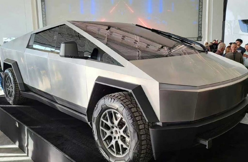 На открытии нового завода Tesla в Техасе Илон Маск показал серийный пикап Cybertruck