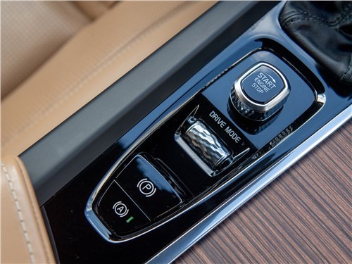 Тест-драйв Volvo XC60 (поколение III) - Чем может обаять Volvo XC60 помимо холодной красоты